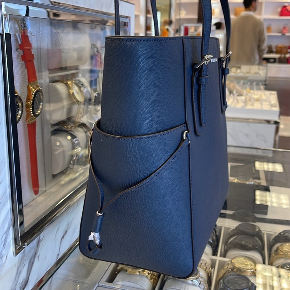 Michael Kors Voyager Large Saffiano Leather Tote Bag
Navy
NWT - Picture 16 of 16